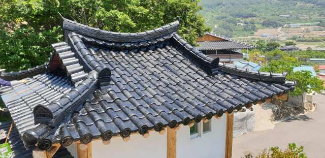 기와전용 페인트로 도색을 하면 수명을 더 늘릴수가 있는데 단지 비가 세지않을 경우에만 한한다.