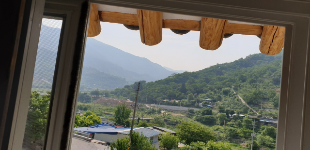 주변이 온통 산이라고 하여도 그렇게 변화무쌍한 산은 아니지만 아기자기한 멋이 느껴진다. 작은 한옥도 그렇다